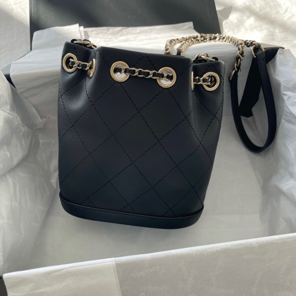 100% authentic Chanel drawstring bucket bag - Picture 3 of 8